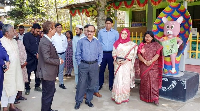 বালিয়াকান্দির স্বাবলম্বী সরকারী প্রাথমিক বিদ্যালয় পরিদর্শনে বিভাগীয় কমিশনার
